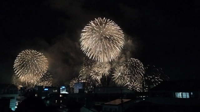 花火の日、娘と娘のお友達にも浴衣を着せました♪の記事動画