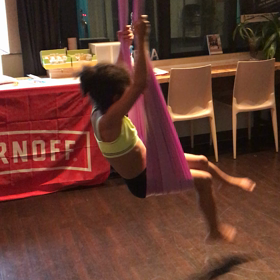 空中ストレッチとポールダンスの新しすぎる出会い^ ^の画像