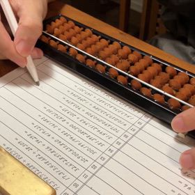 そろばんを弾く実況中継の画像