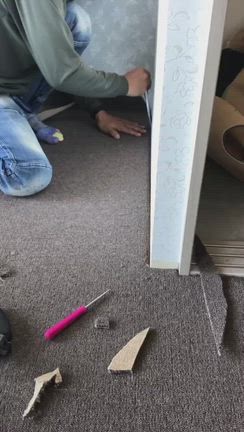 カーペット敷き込み中の記事動画
