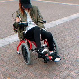 足こぎ車いすの画像