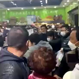 拡散⚠️上海、ロックダウン⚠️食糧を奪い合ってる‼️ちょっとヤバい‼️の画像