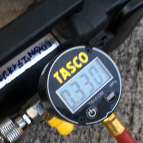 初めての動画投稿は…  エアコンのガス不足の画像