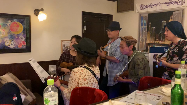 ウクレレ好きの陽気な人達の記事動画