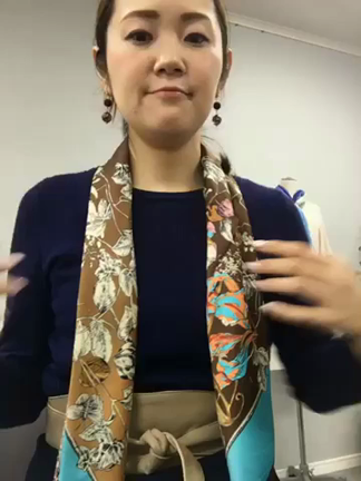 アクセサリーを使ったスカーフアレンジの記事動画