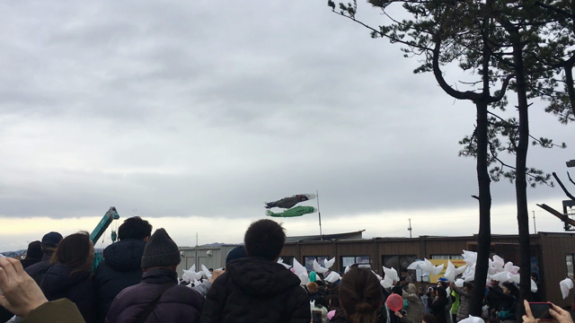 3.11 被災地にて黙祷の記事動画