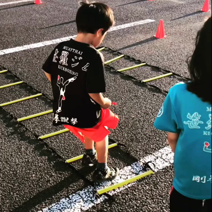 屋外で体幹トレーニングの記事動画