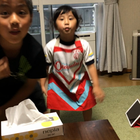 琴の音階体操を邪魔する兄たちの画像