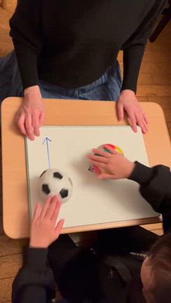 ピアノのレッスン♫ 左右違う動きの練習風景の記事動画