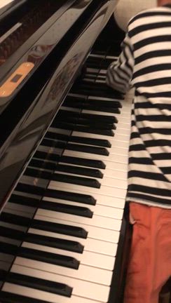 子供の成長を見守りながらその時が来るのを待った幸せな瞬間の記事動画