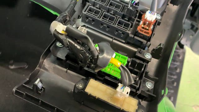 【新車キャラバン】キャラバン専用BIG-X取付！カーフィルムは丸く抜いてからRカメラ設置！の記事動画