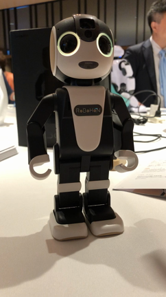 ロボットじゃないよ、電話だよ。SHARPのRoBoHoN。の記事動画