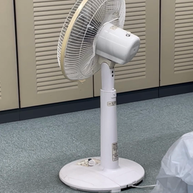 可哀想な扇風機の画像