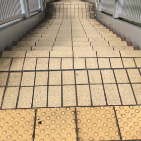 午前中、階段降りるの画像