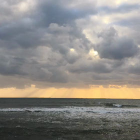 いつもの砂浜へ台風が過ぎてからの画像