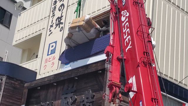 こんなに小さなドアからどうやってグランドピアノを入れるの？の記事動画
