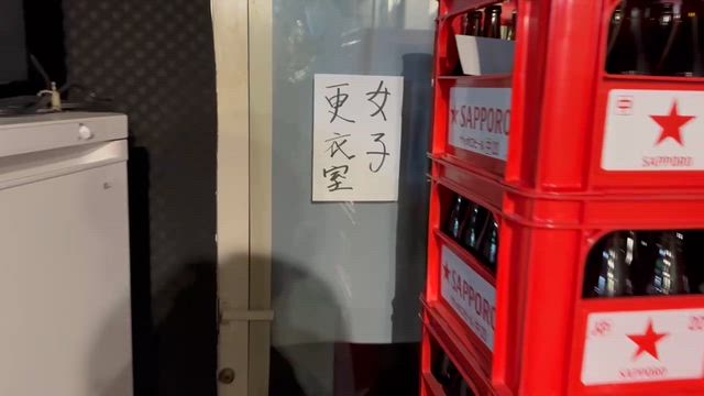 女子更衣室を覗いてみるとの記事動画