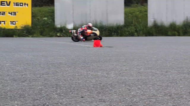広場で8の字練習の記事動画