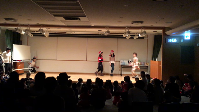 七田なんば教室・イスク英語学院　クリスマス会　　ピコ太郎もAKBも登場！の記事動画