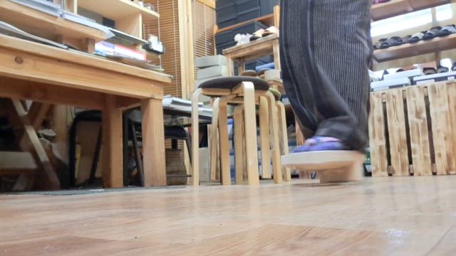 1本歯下駄で歩くの記事動画