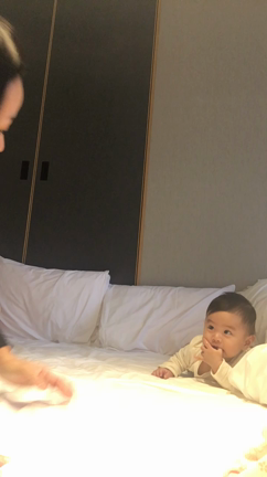 赤ちゃんのプランクポーズの記事動画