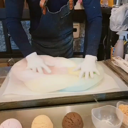 Instagramで話題のわたあめブリトーを食べてみました！の記事動画