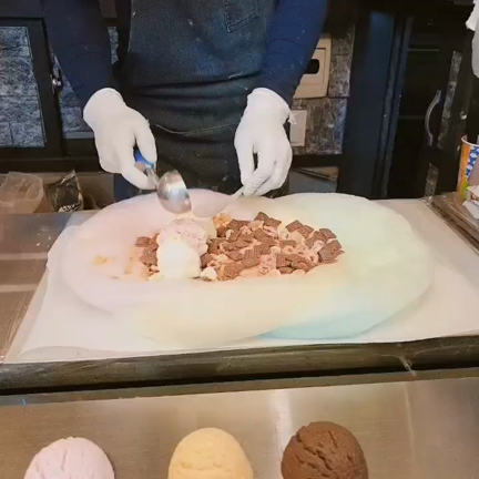 Instagramで話題のわたあめブリトーを食べてみました！の記事動画