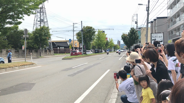 天皇陛下、美智子皇后が家の前を通られましたの記事動画