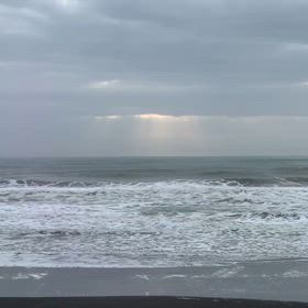 4月18日千葉北、東浪見の朝の波の画像