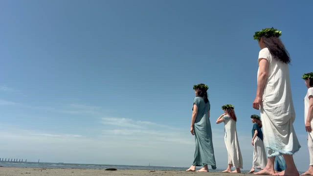 海に向かってフラダンス✨野間海岸にての記事動画