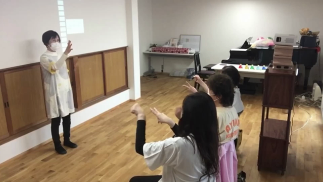 シニアのリトミック、笑い声が一杯です！の記事動画