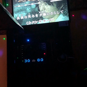 孤独な笑みを夕陽にさらしての画像