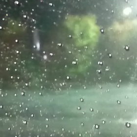 車が揺れるほどの強風と大雨が(動画付き)の画像