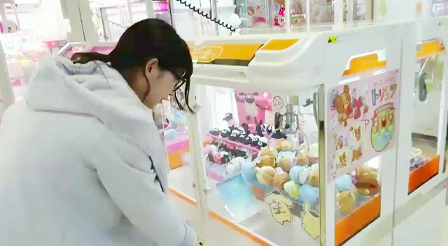 クレーンゲームにチャレンジ(ﾟ∀ﾟ)景品獲得！？の記事動画