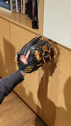 澤木の私物グラブ「FIVE／F601型」をスタッフ松尾に型付けしてもらった。の記事動画