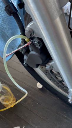 SR400 ブレーキキャリパー交換の記事動画