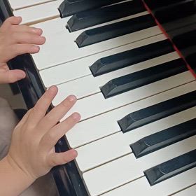 3歳5ヶ月の生徒　頑張って弾いている姿を撮影させてもらいましたの画像