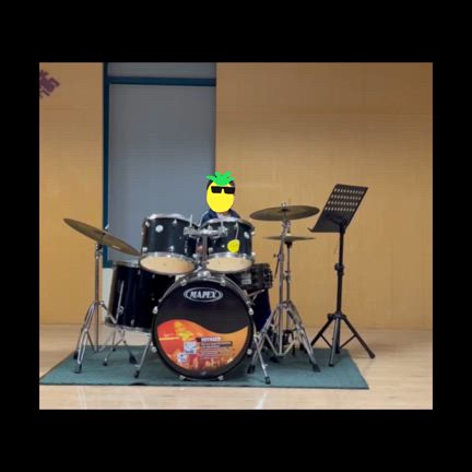 悩み深き少年ドラムを披露の記事動画