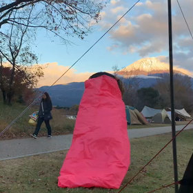 ピンクのエアソファーの画像