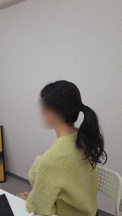 「髪を巻ける」だけで変わる印象。同行ショッピングから生まれたヘアレッスン 大人のスタイルは髪からの記事動画