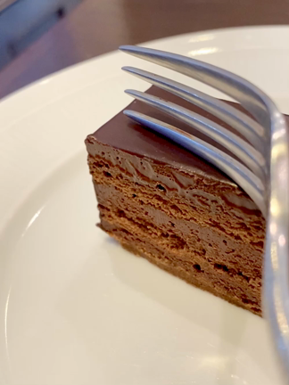最高のチョコレートケーキ！【東京・渋谷 テオブロマ】の記事動画