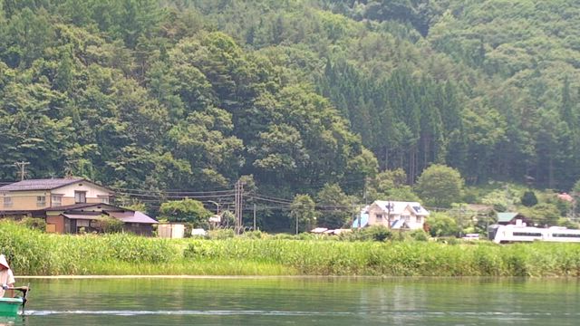 ＪＲ大糸線木崎湖畔を疾走する特急あずさ５号白馬行の記事動画
