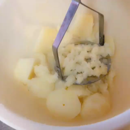 海老の旨味が濃縮！海老クリームのシェーズパイ風！！の記事動画