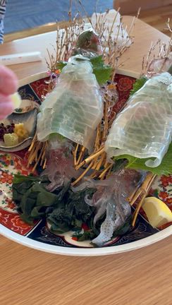 【夫婦旅行】「活イカ」食べたー(≧∀≦)の記事動画