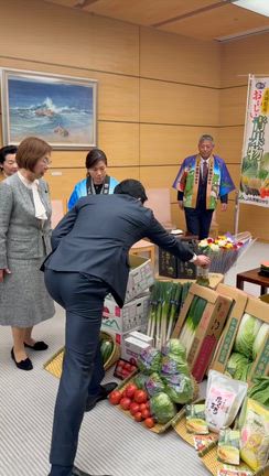 地元「こだま西瓜」等をPR！ 茨城県西農業協同組合協議会、内閣官房長官 表敬訪問の記事動画