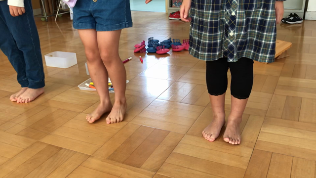 家の中で子供とトレーニング！の記事動画