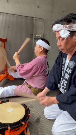 雨の中の秋祭りの記事動画