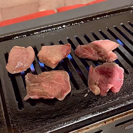 大和でリーズナブルにもつ焼きと串焼きを堪能！『すみび大和店』の記事動画