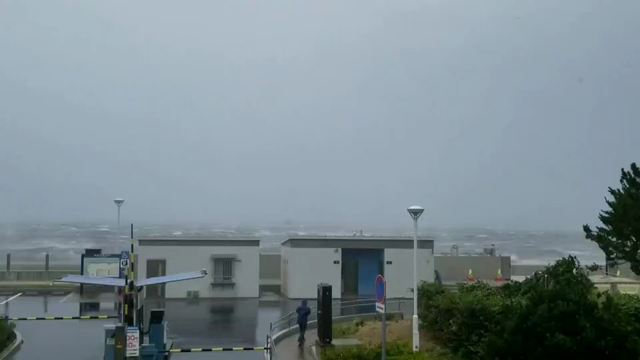 護岸の建物を超えて吹き上げる高波の記事動画