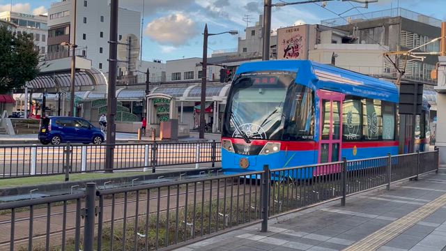 閉店後の文苑堂跡地と万葉線ドラえもんトラムの記事動画